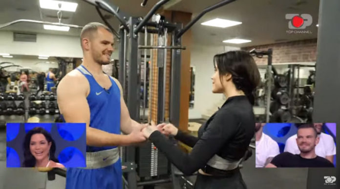 Sara me trajnerin - Përputhen Sara me trajnerin - Përputhen