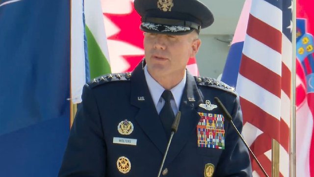 Gjenerali amerikan dhe Komandanti i Komandes Europiane të SHBA Tod Walters Gjenerali amerikan dhe Komandanti i Komandes Europiane të SHBA Tod Walters